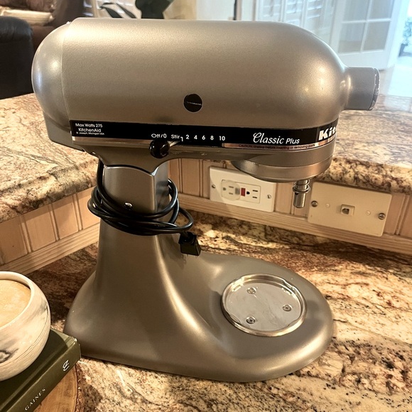 KitchenAid Classic Plus stand mixer. Made in USA. 🇺🇸 - Picture 3 of 7
